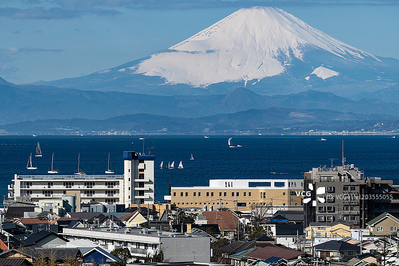 日本神奈川县海边的雪山富士山与居民区图片素材