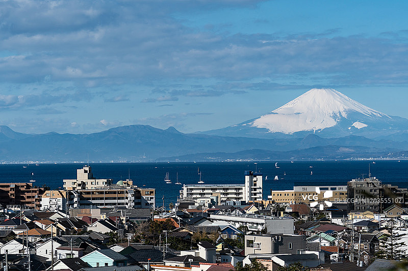 日本神奈川县海边的雪山富士山与居民区图片素材