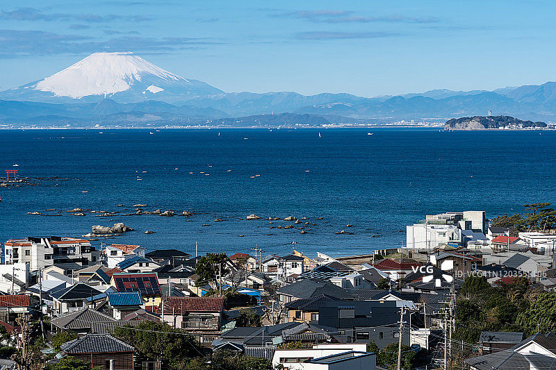日本神奈川县海边的雪山富士山与居民区图片素材