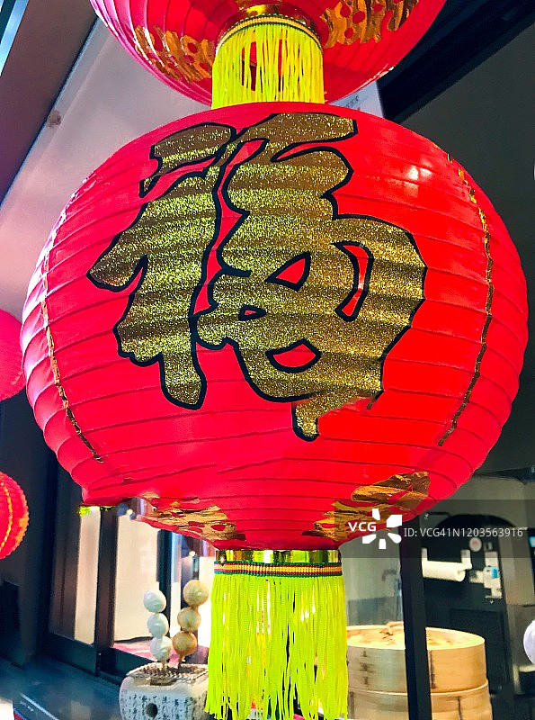 横滨中华街餐厅入口处的中国红灯笼图片素材