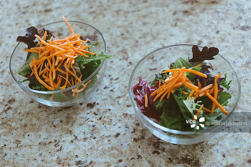 两份混合蔬菜和胡萝卜的配菜沙拉图片素材