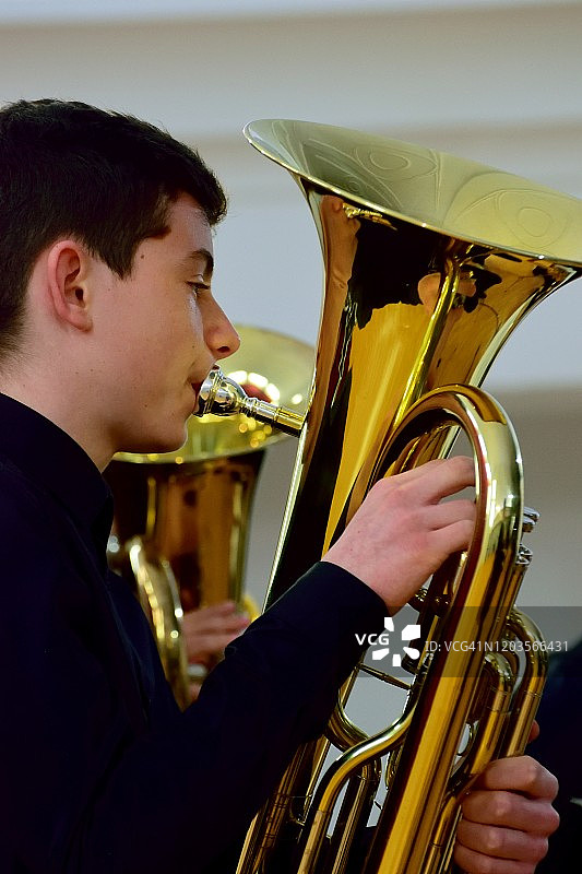 青少年男孩在音乐会上演奏上低音号图片素材