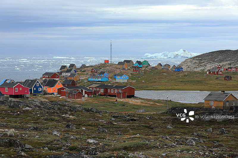 多云天气中漂浮着冰山的城镇彩色木屋图片素材