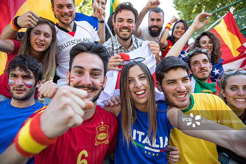 球迷挥舞旗帜，为当地足球杯赛欢呼图片素材