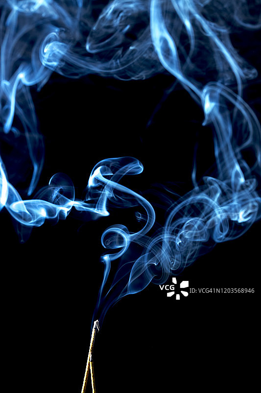 黑色背景上白色烟雾纹理的完整画面图片素材