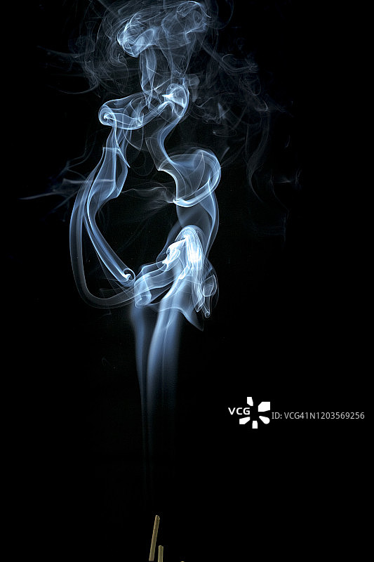 黑色背景上白色烟雾纹理的完整画面图片素材