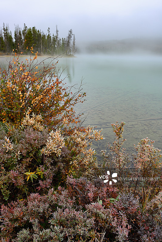 秋叶：小红鱼湖的雾图片素材