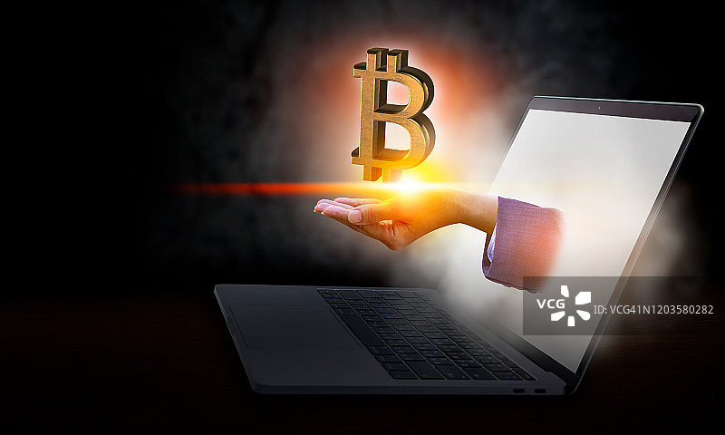 电脑混合媒体中的比特币或加密货币概念图片素材