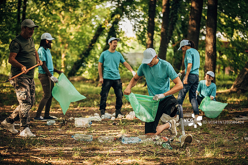 志愿者在公园里一起清理垃圾图片素材