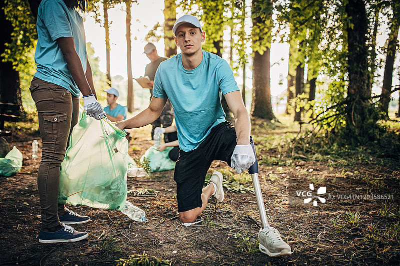 志愿者在公园里一起清理垃圾图片素材