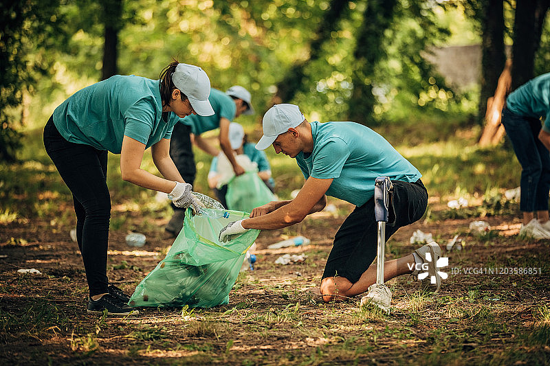 志愿者清理公园。图片素材