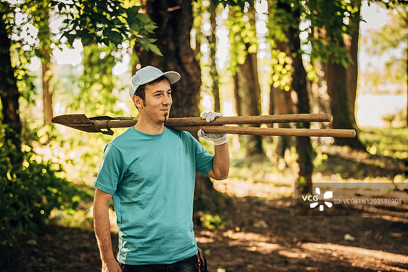 志愿者清理公园图片素材