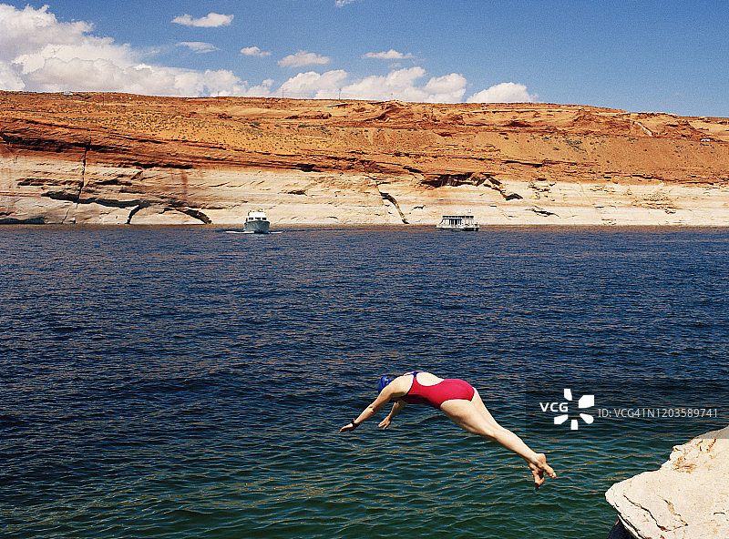 在湖中潜水的女游泳运动员图片素材