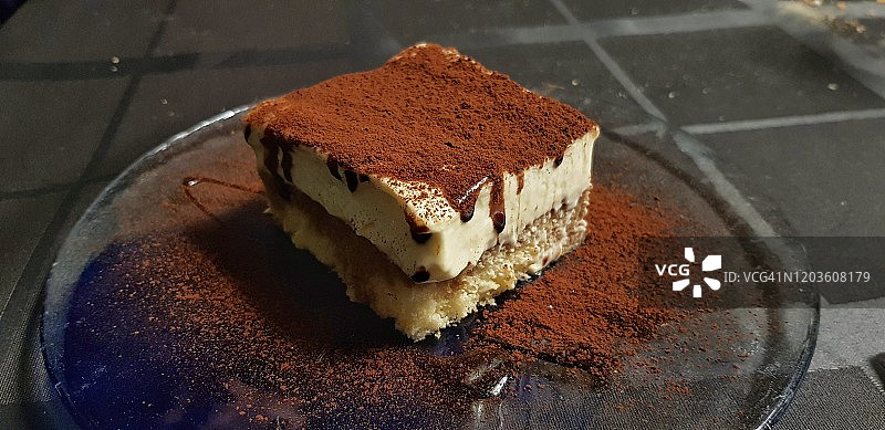 盘子上自制的意大利提拉米苏甜点片图片素材