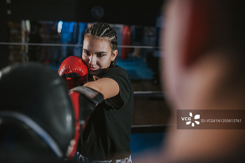 情侣练习拳击图片素材