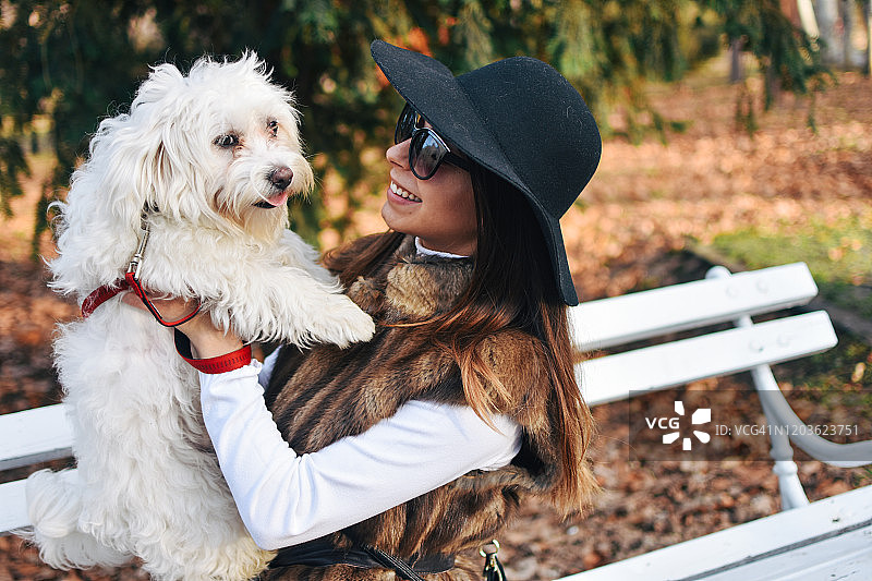 迷人的女孩和白色小狗图片素材