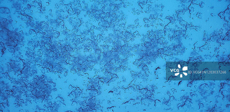 从车内看融化的挡风玻璃积雪图片素材