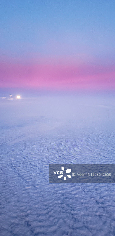 飞机上的粉色日落和月出图片素材