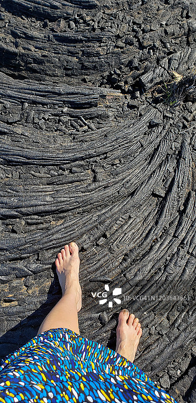 赤脚站在绳状熔岩上图片素材
