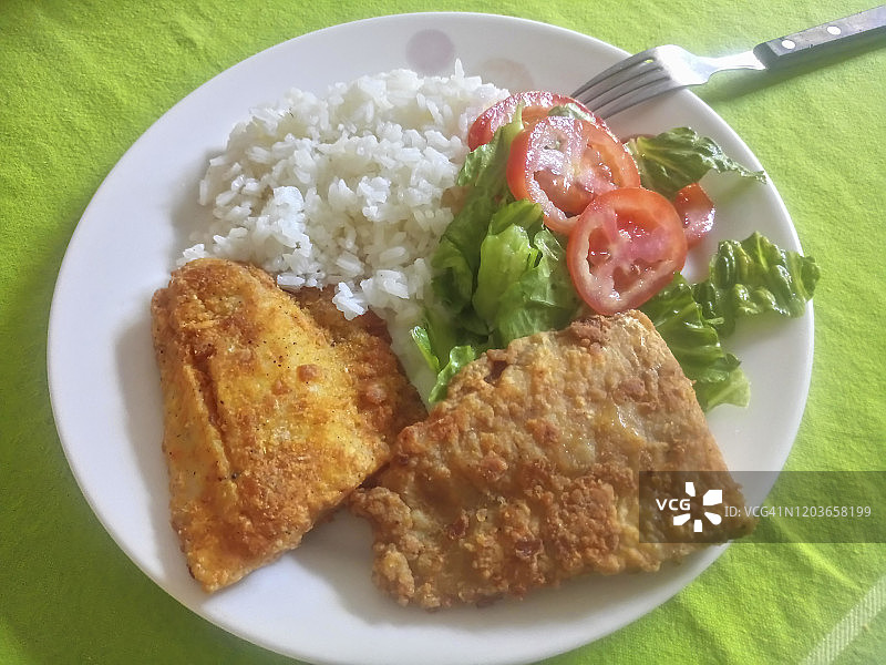 家常菜：炸鱼配白米饭和沙拉图片素材