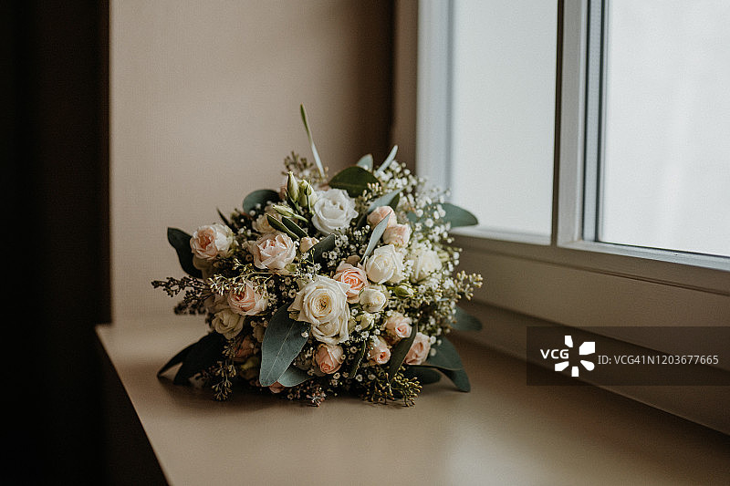 窗户里的新娘捧花图片素材