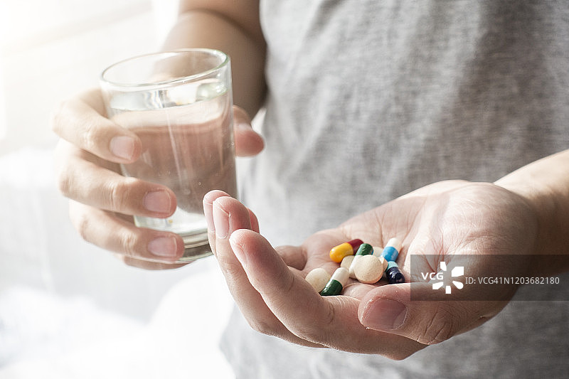 男人手拿药物图片素材