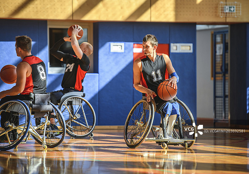 轮椅篮球运动员运球投篮图片素材