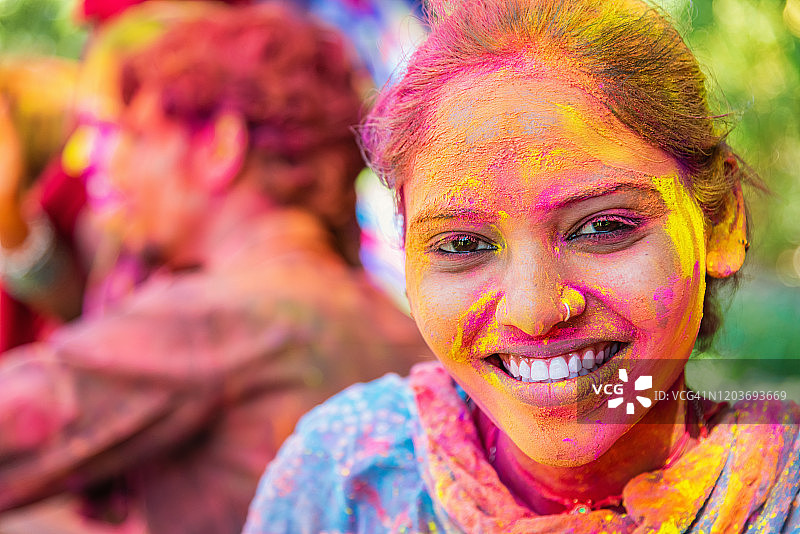 斋浦尔胡里节：快乐微笑的印度年轻女性图片素材