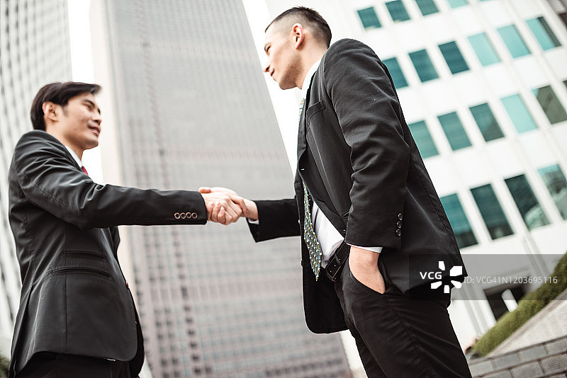 两位商人洽谈合作图片素材