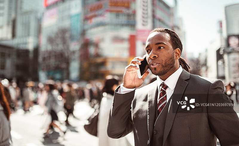 在东京打电话的非洲裔美国商人图片素材