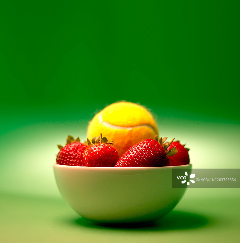 草莓和网球图片素材