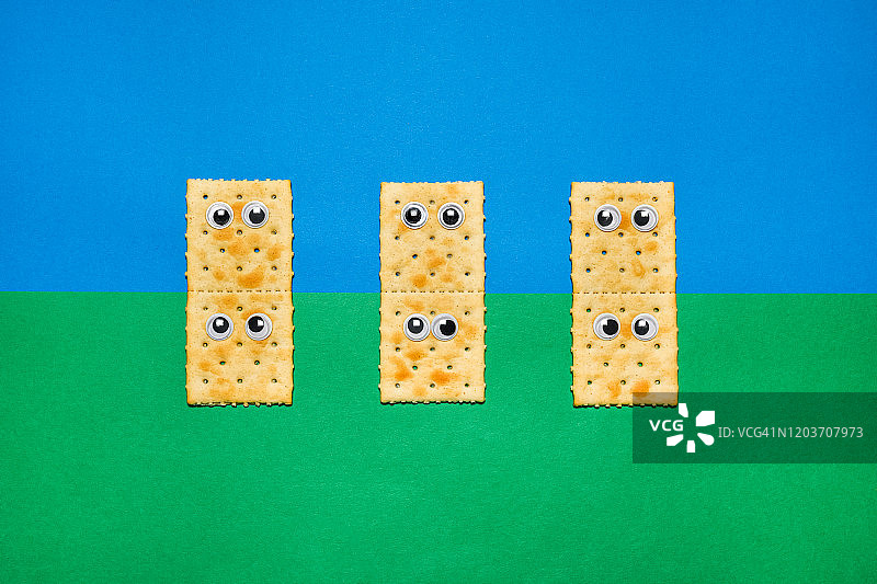 有趣的人脸饼干，蓝色绿色背景图片素材