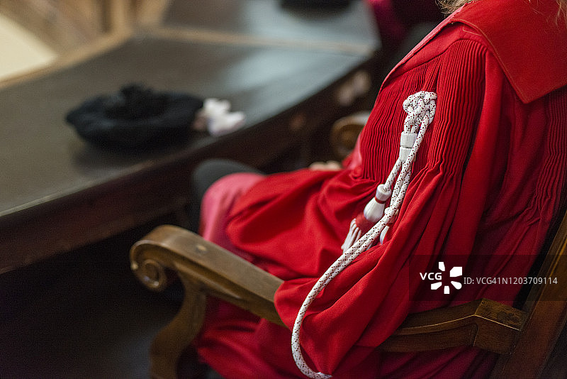 法官的红色托加长袍图片素材