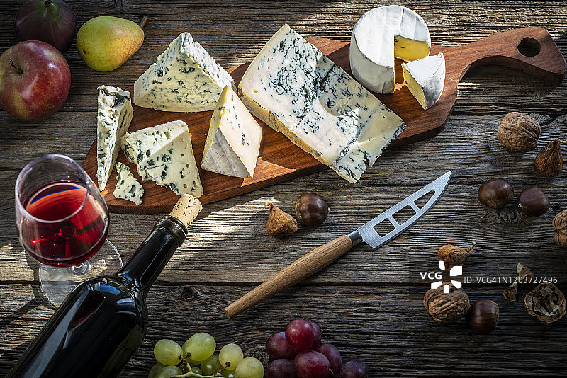 蓝纹奶酪和红酒在砧板上图片素材