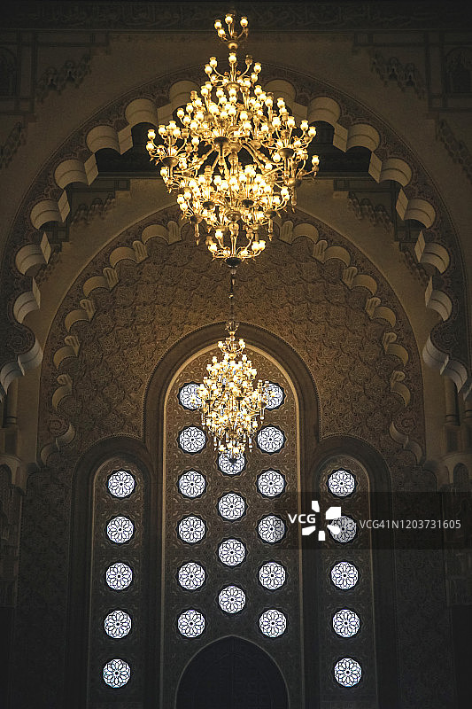 卡萨布兰卡哈桑二世清真寺内的吊灯和窗户的装饰图案和风格图片素材