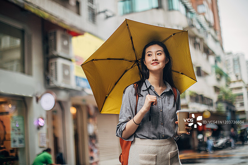 雨天中的年轻女人图片素材
