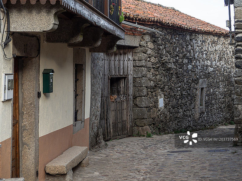 西班牙萨拉曼卡Monleón村的石头房子图片素材