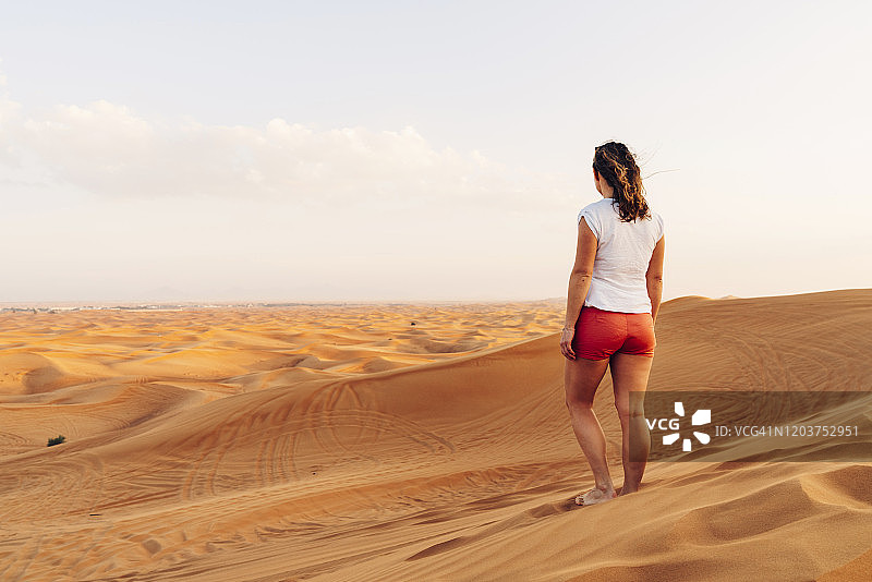 沙漠中的赤脚图片素材