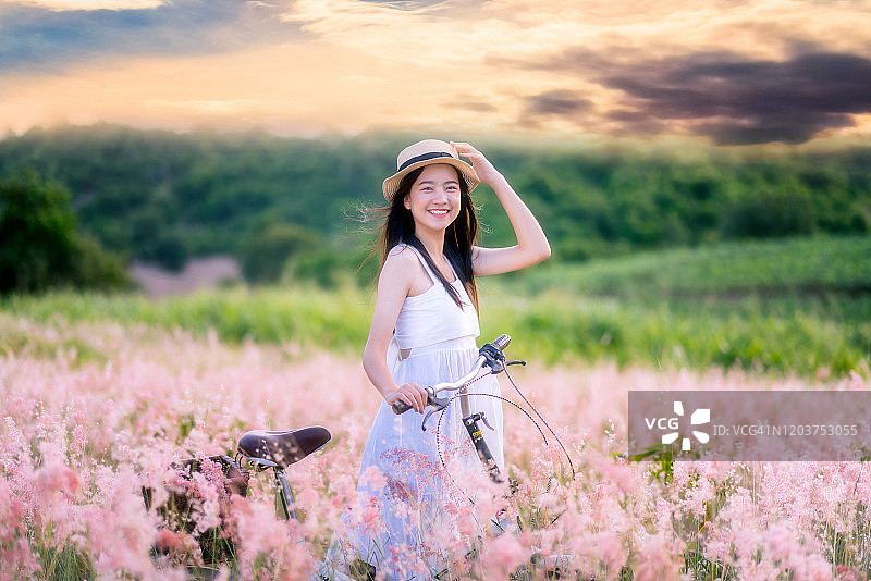 在草地上放松的亚洲女性图片素材