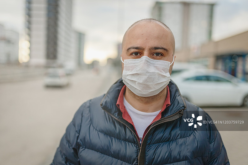 戴口罩的年轻男子肖像图片素材