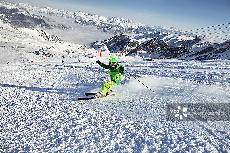 在阿尔卑斯冰川滑雪的小男孩图片素材