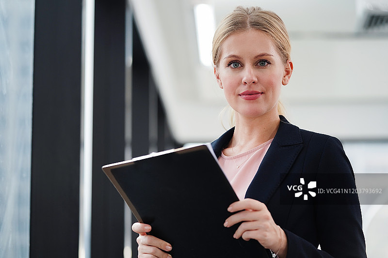 办公室里的年长商务女士，有魅力的精明女商人图片素材