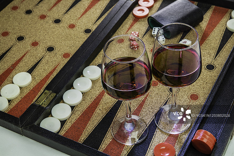 双陆棋棋盘上的两杯优雅红酒特写图片素材