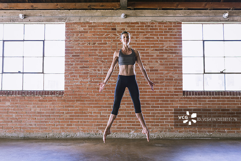 在工作室排练的芭蕾舞女演员图片素材