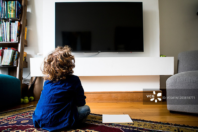 孩子坐着看电视的背影图片素材