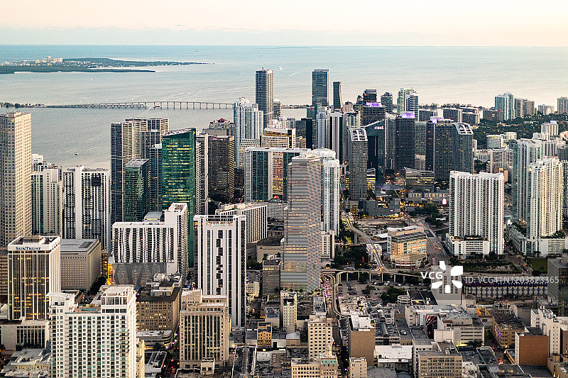 美国佛罗里达州迈阿密市中心黄昏鸟瞰图片素材