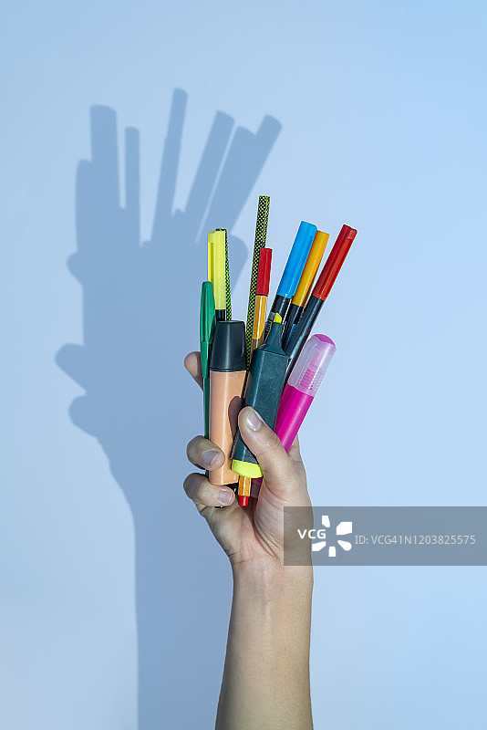 手握一把马克笔图片素材