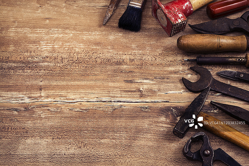 乡村背景下的旧工具图片素材