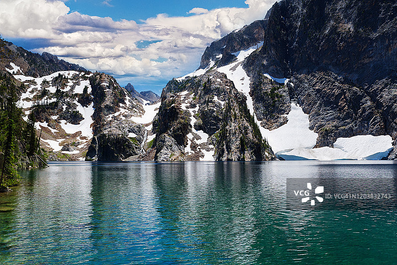 爱达荷州斯坦利，初夏山羊湖中倒映着白雪皑皑的锯齿山脉图片素材