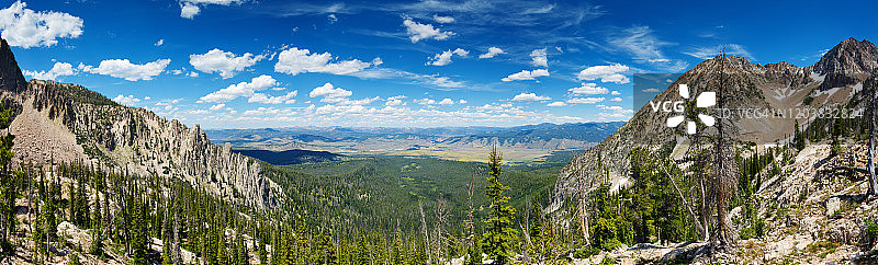 从锯齿山脉的山羊湖看到的爱达荷州斯坦利山谷图片素材